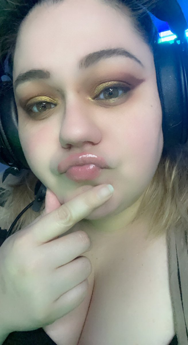 UrSpecialCrush's tweet photo. I did browns. Even my eyeliner is brown. I don’t think I like it. Opinions? #MakeupOnStream https://t.co/n7yUVmBlZt