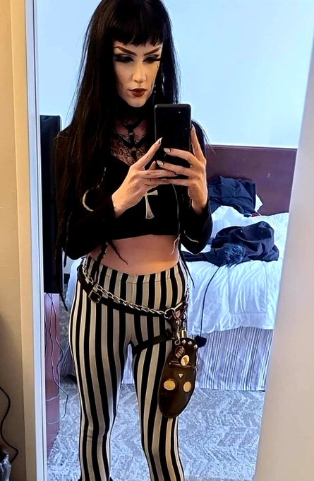 🖤🦇The Satanic Stripper🦇🖤 - I can't remember the last time I took a hotel room selfish. I forgot to post this last night. Was too busy having a good time and living my life the fullest 🥰 https://t.co/Vp7GJHymzo