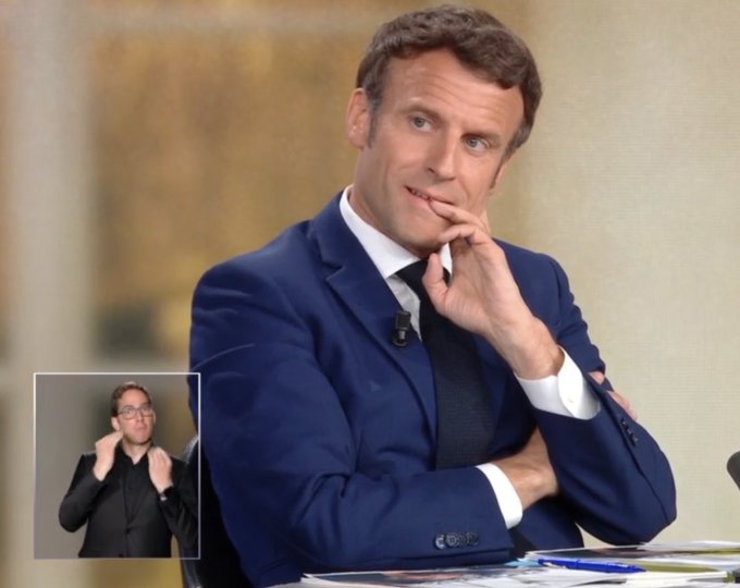 dragonduclos's tweet photo. Emmanuel Macron, sans aucun scrupule, répète que la dette est due en grande partie au covid, mais c’est faux...

Selon l'Insee, la dette a augmenté de 616 milliards en 4 ans. Avec "seulement" 165 milliards d'euros imputés au Covid !

#debatmacronlepen https://t.co/9pdsN2SdsE