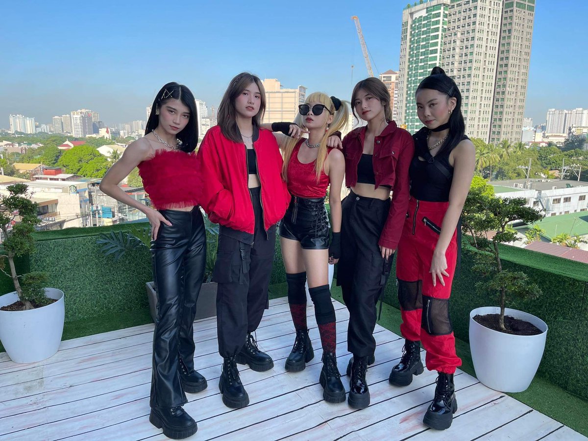 UnangHirit's tweet photo. The power. The charisma. THE VOCALS! Grabe! 😍 #KAIAonUnangHirit https://t.co/yBs5Wd71sr