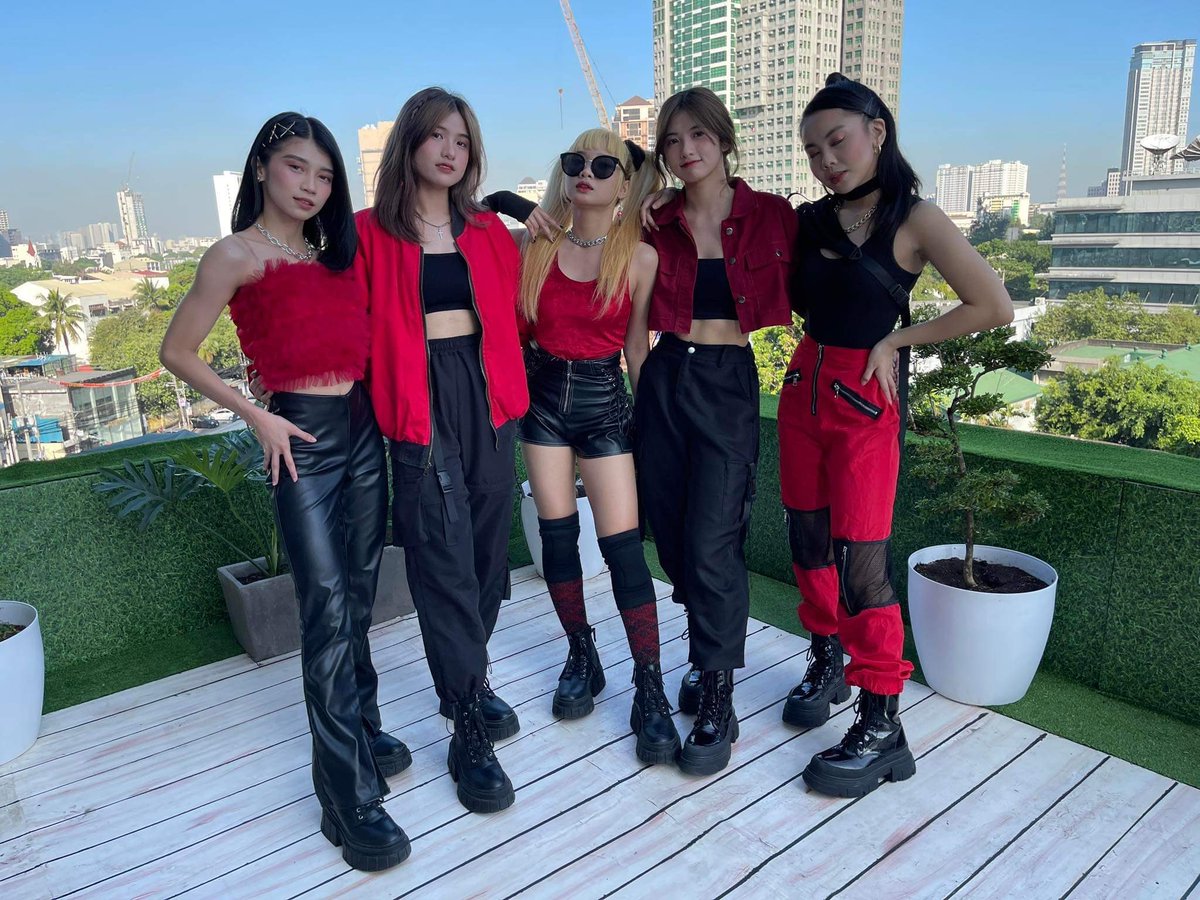 UnangHirit's tweet photo. The power. The charisma. THE VOCALS! Grabe! 😍 #KAIAonUnangHirit https://t.co/yBs5Wd71sr