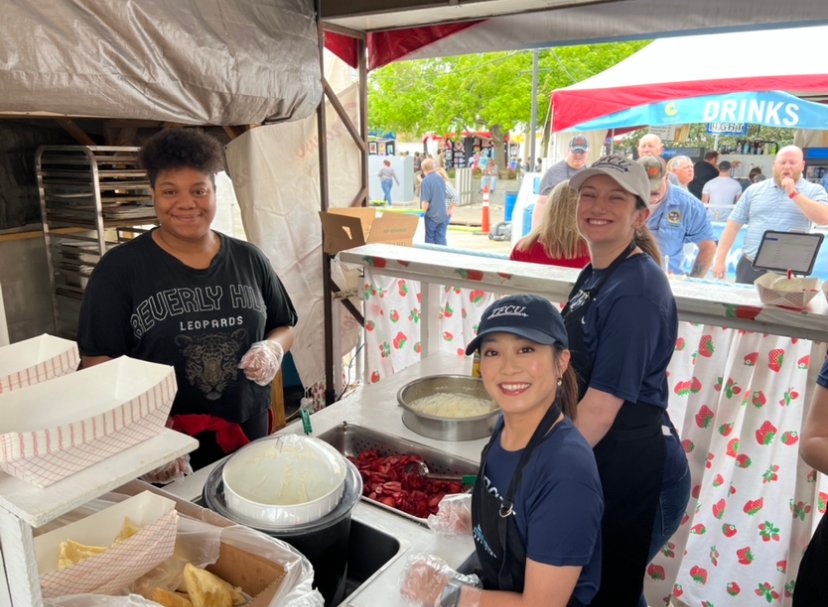 sciencemuseumok's tweet photo. Can we all agree that Strawberries Newport are a MUST HAVE at the Oklahoma City Festival of the Arts? 🍓 

Thank you to the incredible volunteers who are working the booth in support of Science Museum Oklahoma this week! We love and appreciate you all so much! #OKCFA https://t.co/zWnY3Ow3eV