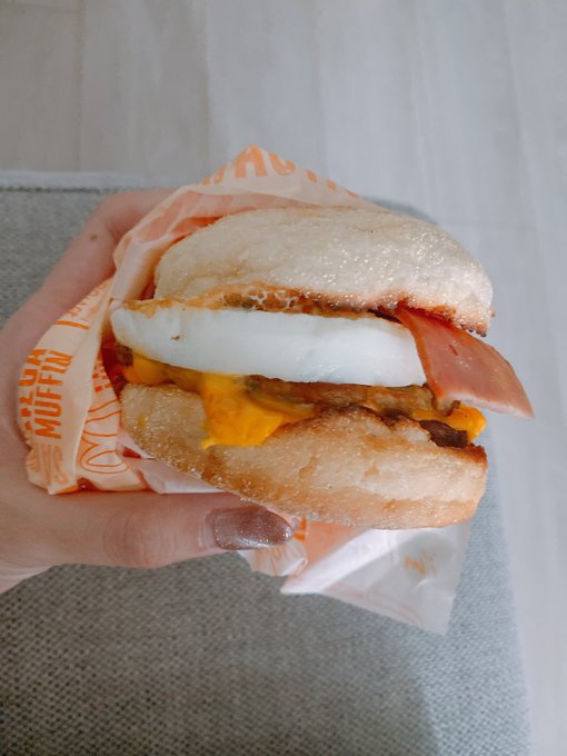 あはぁぁぁん！ 朝マック久々！！ https://t.co/dHQmh7Oh4s