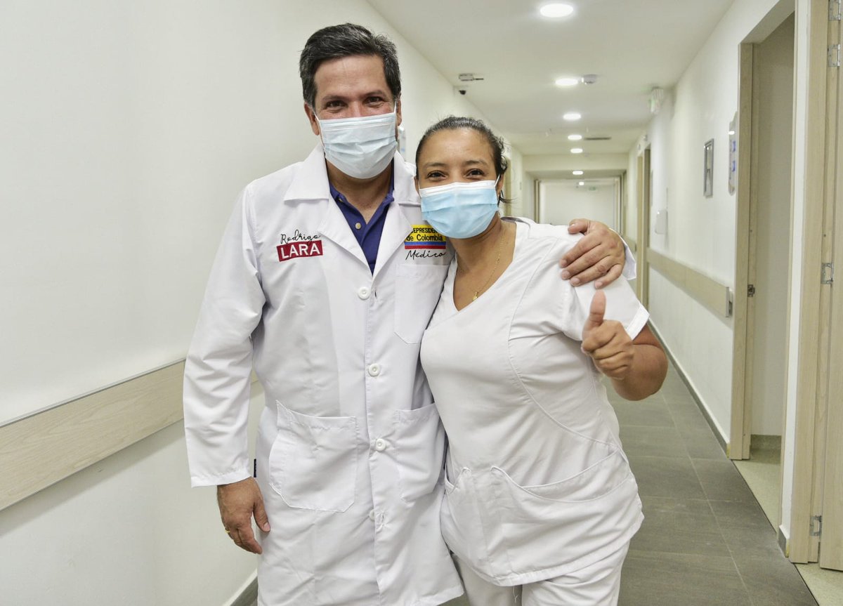 Rodrigo_LaraS's tweet photo. Gracias a las directivas de la Clínica Simalink de Yopal por la invitación y reconocimiento. Maravillado de las instalaciones, tecnología, servicios y el equipo humano que la integra. 

Gracias por la bata médica, símbolo de mi compromiso con la salud del país.
#FicoPresidente https://t.co/Qr3pqlRxis