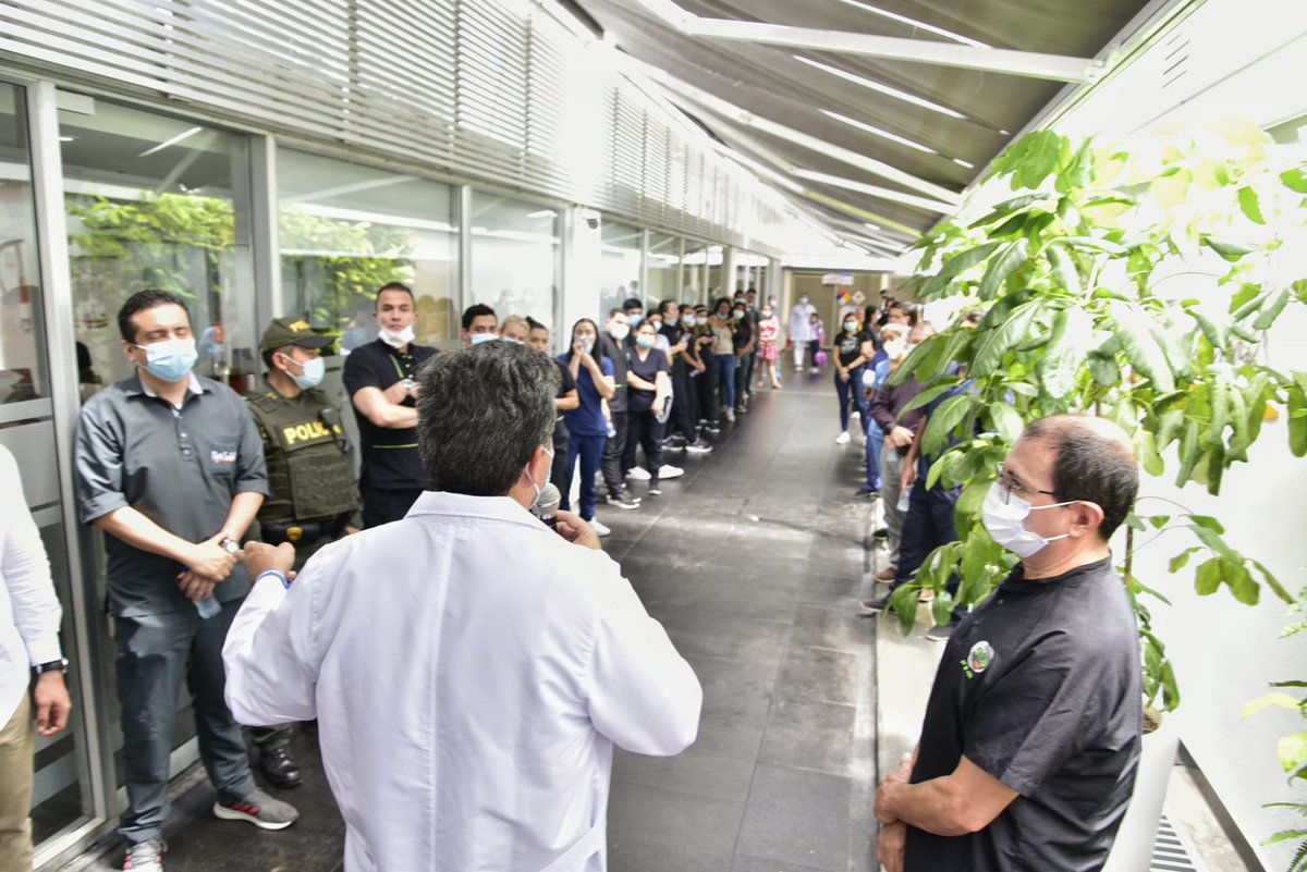 Rodrigo_LaraS's tweet photo. Gracias a las directivas de la Clínica Simalink de Yopal por la invitación y reconocimiento. Maravillado de las instalaciones, tecnología, servicios y el equipo humano que la integra. 

Gracias por la bata médica, símbolo de mi compromiso con la salud del país.
#FicoPresidente https://t.co/Qr3pqlRxis