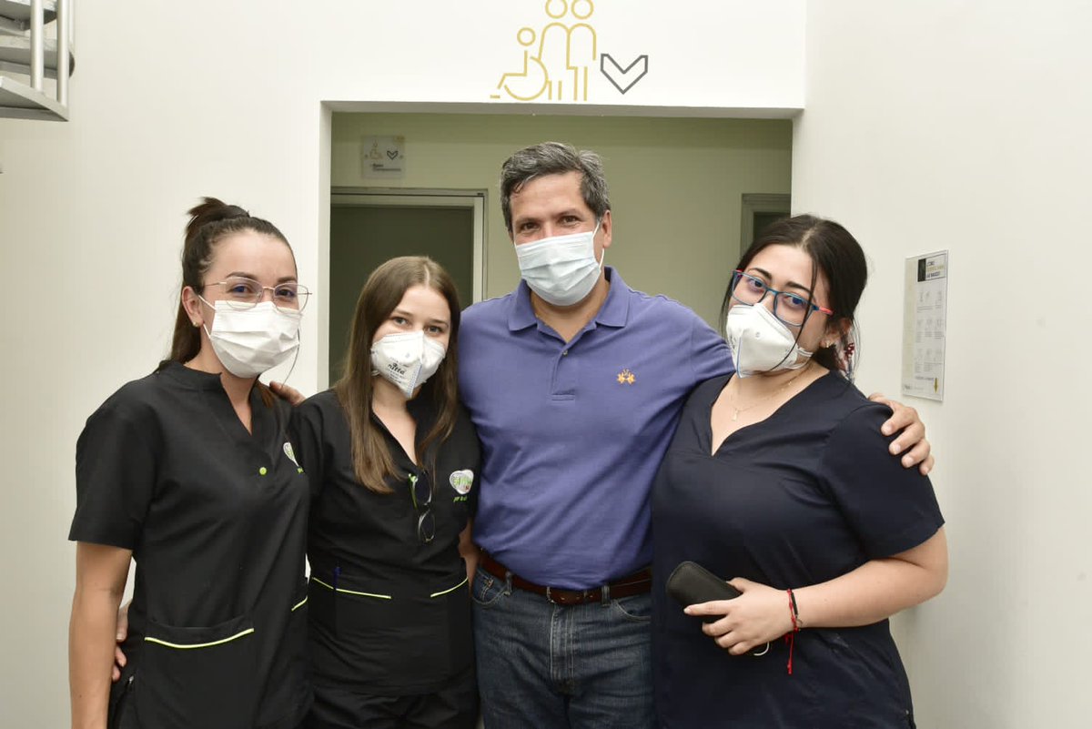 Rodrigo_LaraS's tweet photo. Gracias a las directivas de la Clínica Simalink de Yopal por la invitación y reconocimiento. Maravillado de las instalaciones, tecnología, servicios y el equipo humano que la integra. 

Gracias por la bata médica, símbolo de mi compromiso con la salud del país.
#FicoPresidente https://t.co/Qr3pqlRxis