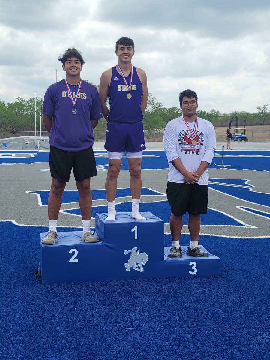 BenavidesIsd's tweet photo. Cienna Hinojosa, Sadie Viera, Hailie Cervantes, and Allison Guerra will be going to regionals in the 4x200 relay!!!
Cienna Hinojosa also qualified for regionals in the 800m run!!
Nathan Perez will be representing Benavides in shot put &amp; discus at regionals! 
Congrats! https://t.co/raz90Nd0XY