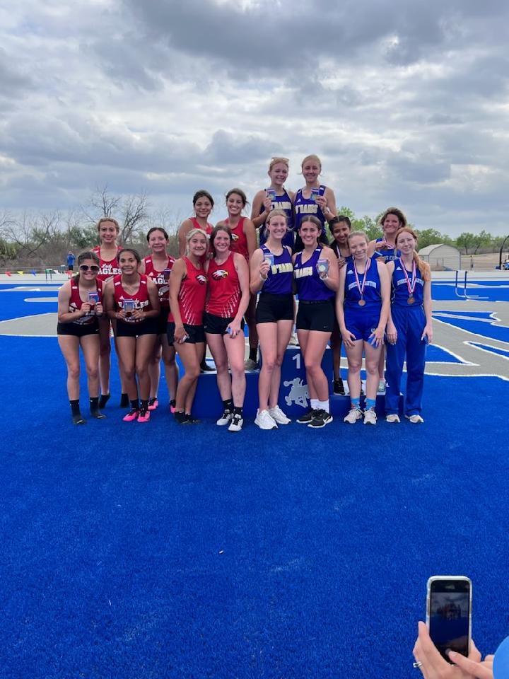 BenavidesIsd's tweet photo. Cienna Hinojosa, Sadie Viera, Hailie Cervantes, and Allison Guerra will be going to regionals in the 4x200 relay!!!
Cienna Hinojosa also qualified for regionals in the 800m run!!
Nathan Perez will be representing Benavides in shot put &amp; discus at regionals! 
Congrats! https://t.co/raz90Nd0XY