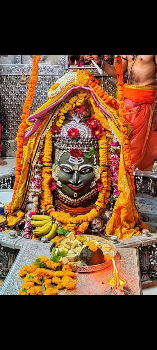 🙏🏻🌹 *जय श्री महाकाल*🌹🙏🏻
*श्री महाकालेश्वर ज्योतिर्लिंग का आज का भस्मारती शृंगार दर्शन*
 *21 अप्रेल 2022 ( गुरूवार )*