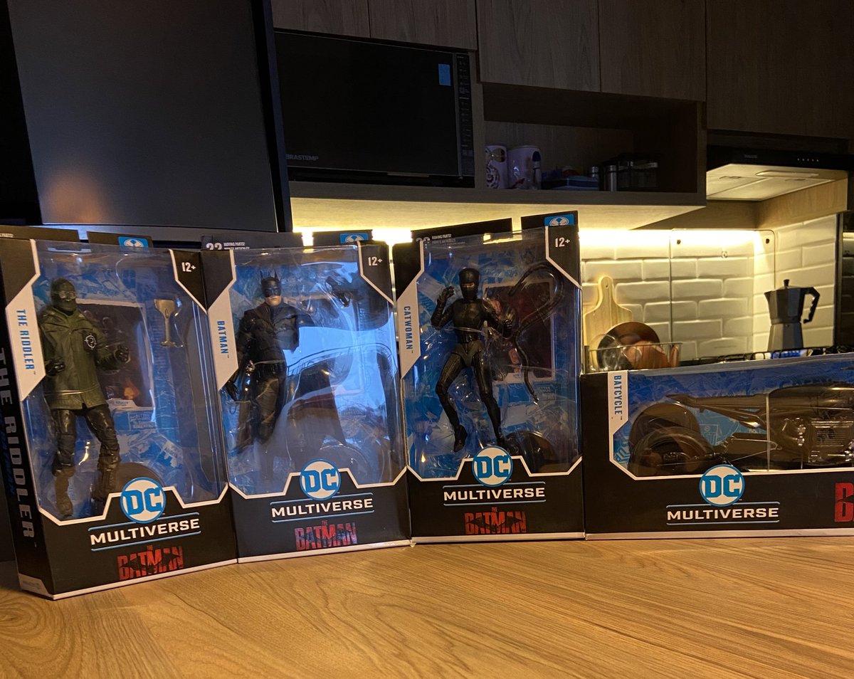 spiderpottah's tweet photo. to sumida, mas queria compartilhar que hoje acordei com presentes do namorido em cima da mesa da nossa casa. ganhei os bonecos do the batman 🦇

já coloquei a mulher gato pra dar uma joelhada no saco do charada. feminismo! https://t.co/rQJqY8hS8m