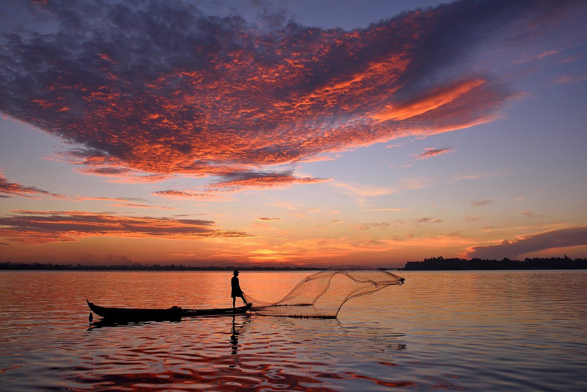 KittyMMcDowell's tweet photo. WRITING PROMPT WEDNESDAY - A fisher's net pulls something strange out of the sea.  What is it?  What do they do about it?
#WritingCommunity #writers #amwriting #writing #prompt 
Photo by An Pham Dinh https://t.co/F91zUbFLBt