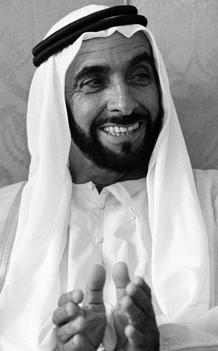 AMKalRumaithy's tweet photo. اسمى القصايد عشقها شيخ سامي
زايد يا كف الخير.. يا بوخليفة ،،
اسمك سمو المجد بين الأسامي
حبك فخر كل القلوب النظيفه 
لا ما غشا بيض الفعايل ظلامي
مبادئك يا شيخ دايم شريفه 
من ضاع في حسب الكرم ما يلامي
مثل البحر .. ما يمسك الموج سيفه ،، https://t.co/fjluhN8fur