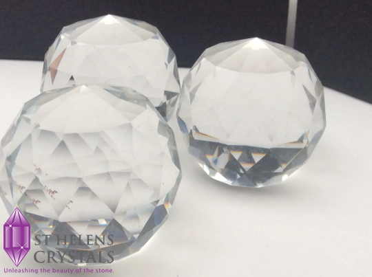 StHelensCrystal's tweet photo. Crystal Sun Catcher, hand polished rainbow generator and great as an altar piece from St Helens Crystals https://t.co/QsK7I0ENOD  #sthelenscrystals #crystals #rainbows #Healing #sun #suncatcher https://t.co/LiaUQ3Fubs