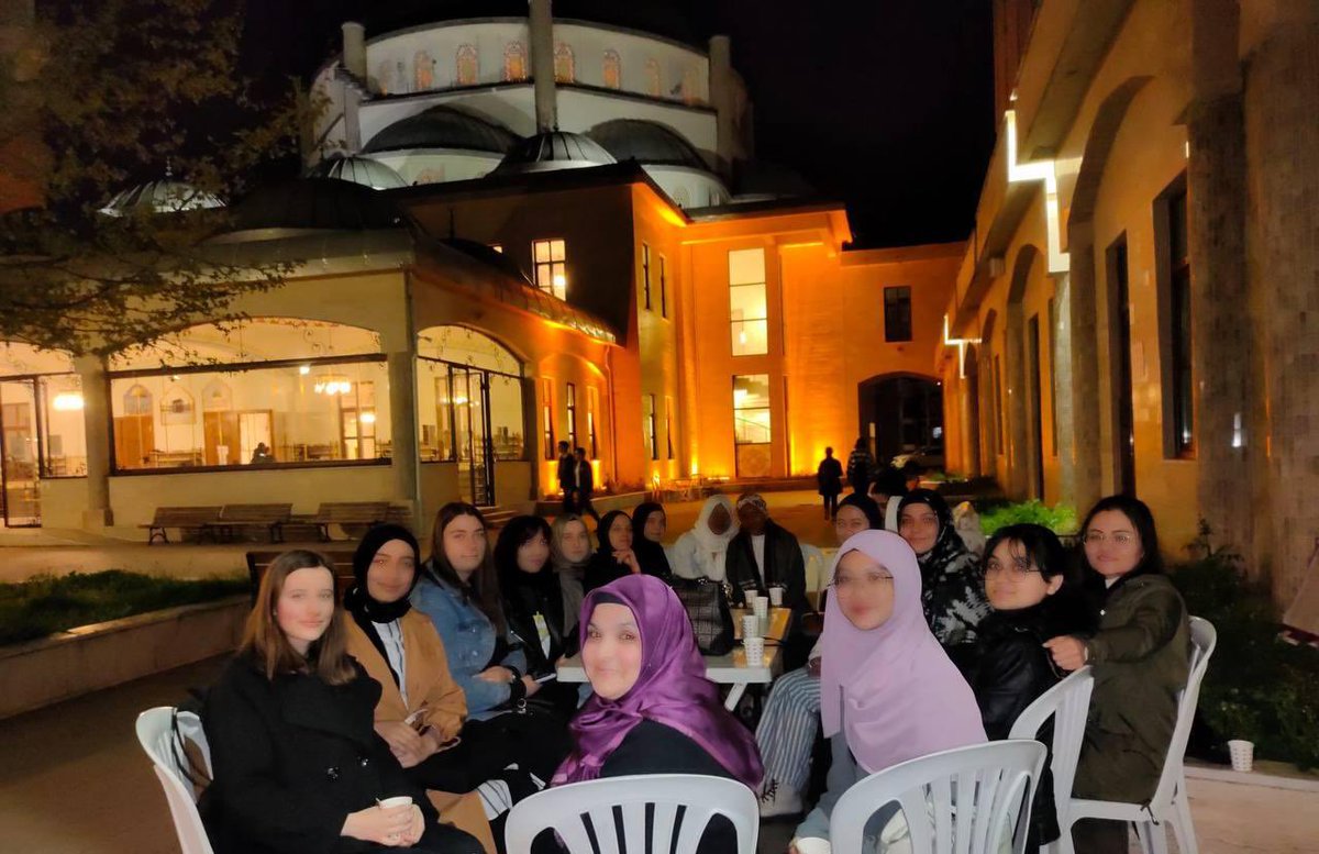 Sakarya üniversitesi kampüs camiinde yedirenk olarak temsilcilerimize düzenlemiş  olduğumuz iftarimizi gerçekleştirdik. Çay eşliğinde muhabbet ettik.☕️
