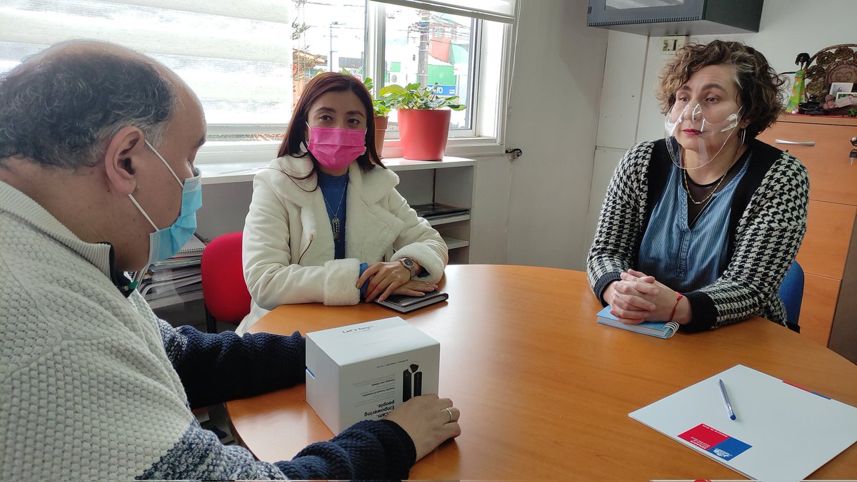 TECNOLOGÍA PARA LA INCLUSIÓN 👓🖐️La Seremi <a href="/VHuaiquimilla/">Vanessa Huaiquimilla Pinochet</a> junto a DR <a href="/SenadisLosRios/">Senadis Los Ríos</a> Javiera Flores, hicieron entrega a dirigente de <a href="/Ciegosdelsur/">Ciegos del sur </a> Jorge Oyarzo, de ayuda técnica "OrCam MyEye" dispositivo que permite transmitir información visual de forma audible y en tiempo real.