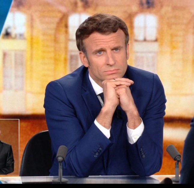 Seeg40758640's tweet photo. #debatmacronlepen Bientôt il va finir allongé 🤣 https://t.co/VrDFYti6RS