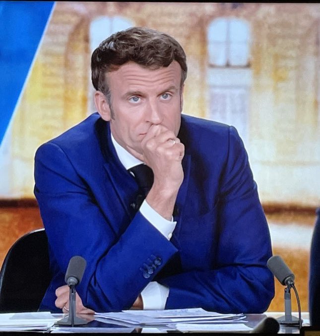 Seeg40758640's tweet photo. #debatmacronlepen Bientôt il va finir allongé 🤣 https://t.co/VrDFYti6RS