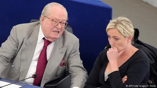 ____zyx____'s tweet photo. "Et en 5 ans t'as pas eu le temps de bosser le débat  !?!" #debatmacronlepen https://t.co/wkT8W0zCyr