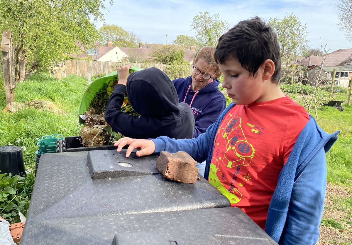 Look at the temperature rising in our hotbins #Pennington Community Allotment. Optimum composting! We’ve had to stop taking eggshells as composting is SO fast that shells can’t break down @CllrCarpenter Great learning experience for children today @smartliving_hcc @jackdaviesld https://t.co/hAOwEghEO5