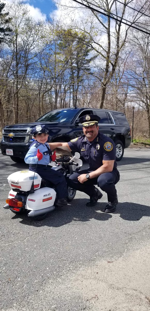 lawrencepolice's tweet photo. Chief Vasque, Lt. Sandy &amp; Therapy Dog Oliver 🐾 surprised Lorenzo on his 5th birthday today. Lorenzo loves Police 🚔Officers and collecting patches! #BirthdayBoy #Police #community #therapydogs #policepatches https://t.co/ML4EbIvDOM