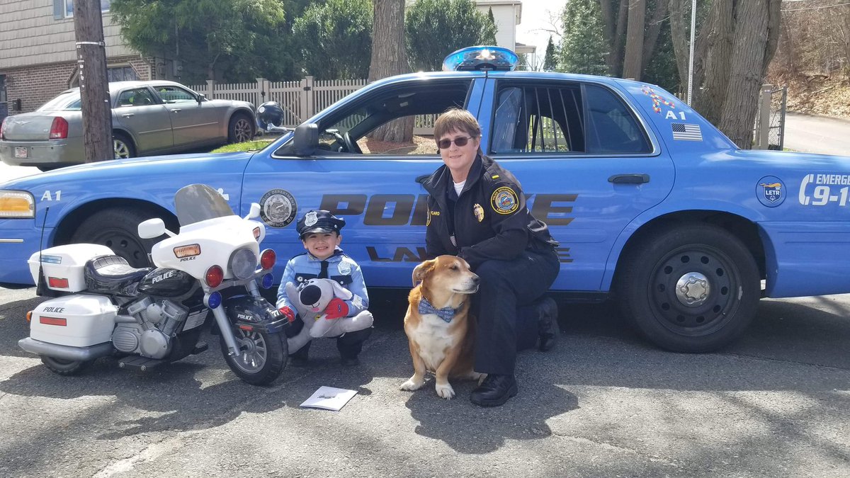 lawrencepolice's tweet photo. Chief Vasque, Lt. Sandy &amp; Therapy Dog Oliver 🐾 surprised Lorenzo on his 5th birthday today. Lorenzo loves Police 🚔Officers and collecting patches! #BirthdayBoy #Police #community #therapydogs #policepatches https://t.co/ML4EbIvDOM