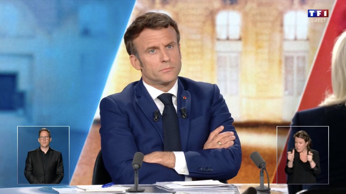 shikspare's tweet photo. *chez des invités*

Ma mère : on y va 

Moi devant la porte 30min après :
#debatmacronlepen https://t.co/eGrrsNRKp8