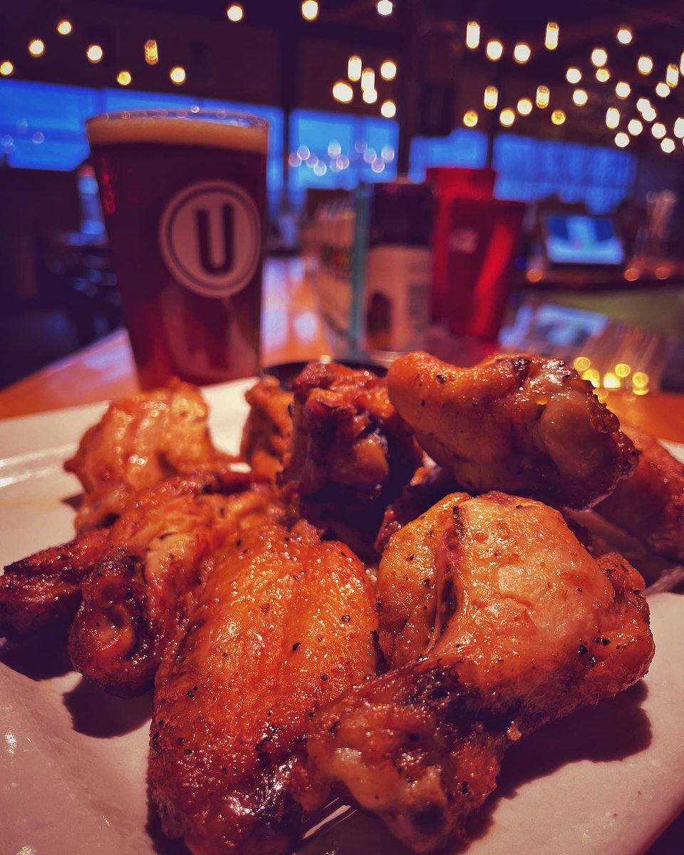 My one and only genuine passion is grabbing a plate full of chicken wings! Do your thing, shake your chicken wing!

#loveyourchickens #wingnight #halifaxfoodies #bbqchickenwings #bbq #brewhouse #dartmouth