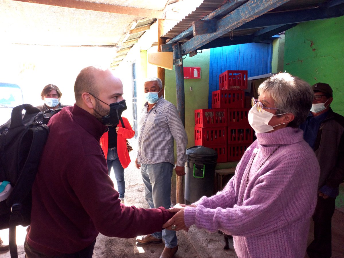 SeremiCoquimboE's tweet photo. 🌳 El jefe de la División de Asociatividad y Cooperativas (DAES),Cristóbal Navarro, junto al seremi @LedezmaLizana se reunieron con la Cooperativa Campesina de Viñita la #Marqueza. El compromiso del @meconomia es ver líneas de apoyo directo a #Cooperativas en #Coquimbo 
#Seguimos https://t.co/zVNCCIL7UR