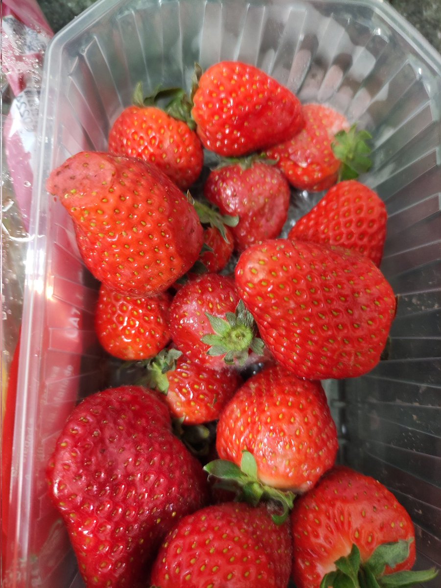 Raidearth's tweet photo. Tengo la sensación que los de @fresonpalos han esperado a ver si @sonypictures_es lanzaba la nueva peli de los #Minions2 y tras el retraso la han liado colocando en el mercado las fresas. Del sábado a hoy del @CarrefourES 😞 https://t.co/NtCdDVbHe2