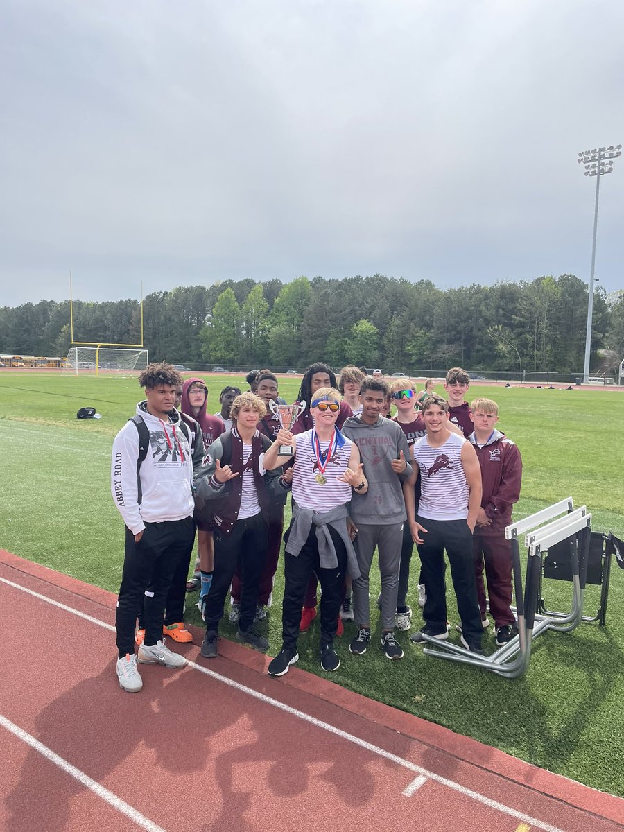 nick_harris1218's tweet photo. Girls with the Back 2 Back region champs! And the boys coming in 2nd! Let’s get ready for sectionals! #LIONSTRONG @CentralTrack1 https://t.co/vpZJL1wIVK