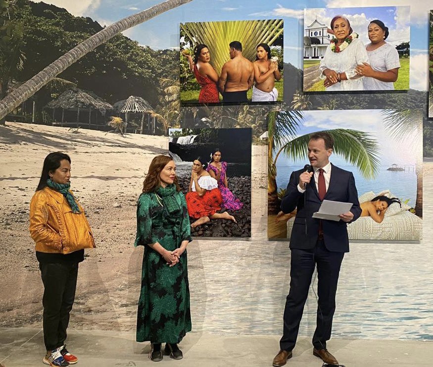 RealAntSimpson1's tweet photo. Fa’afa-fabulous! Proud to join YukiKihara at #BiennaleArte2022 today. Yuki’s the first Pasifika, Asian & Fa’afafine artist to represent 🇳🇿 in Venice. #ParadiseCamp is amazing! Visually lush, playful yet profound. Give her the 🦁 already! @NZatVenice @CreativeNZ @CarenRangi https://t.co/c49dYWadqa
