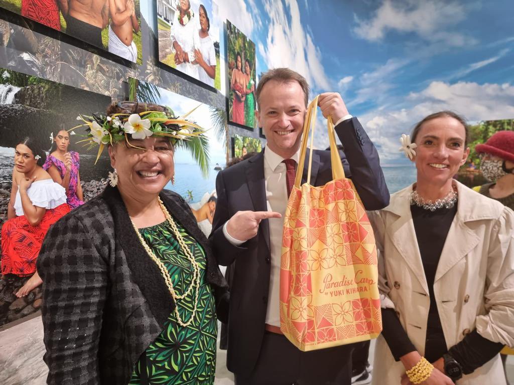 RealAntSimpson1's tweet photo. Fa’afa-fabulous! Proud to join YukiKihara at #BiennaleArte2022 today. Yuki’s the first Pasifika, Asian & Fa’afafine artist to represent 🇳🇿 in Venice. #ParadiseCamp is amazing! Visually lush, playful yet profound. Give her the 🦁 already! @NZatVenice @CreativeNZ @CarenRangi https://t.co/c49dYWadqa