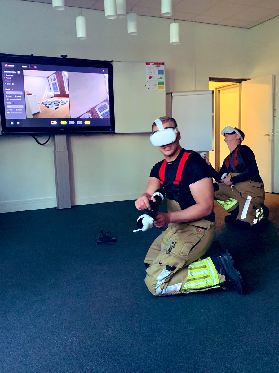 Pilot Leergang Manschap <a href="/BrandweerTwente/">Brandweer Twente</a> mbv #VirtualReality. Veel mogelijkheden en kansen. Eigenlijk gek dat dit nog relatief nieuw is voor <a href="/Brandweer_NL/">Brandweer Nederland</a>. #moderneleermiddelen