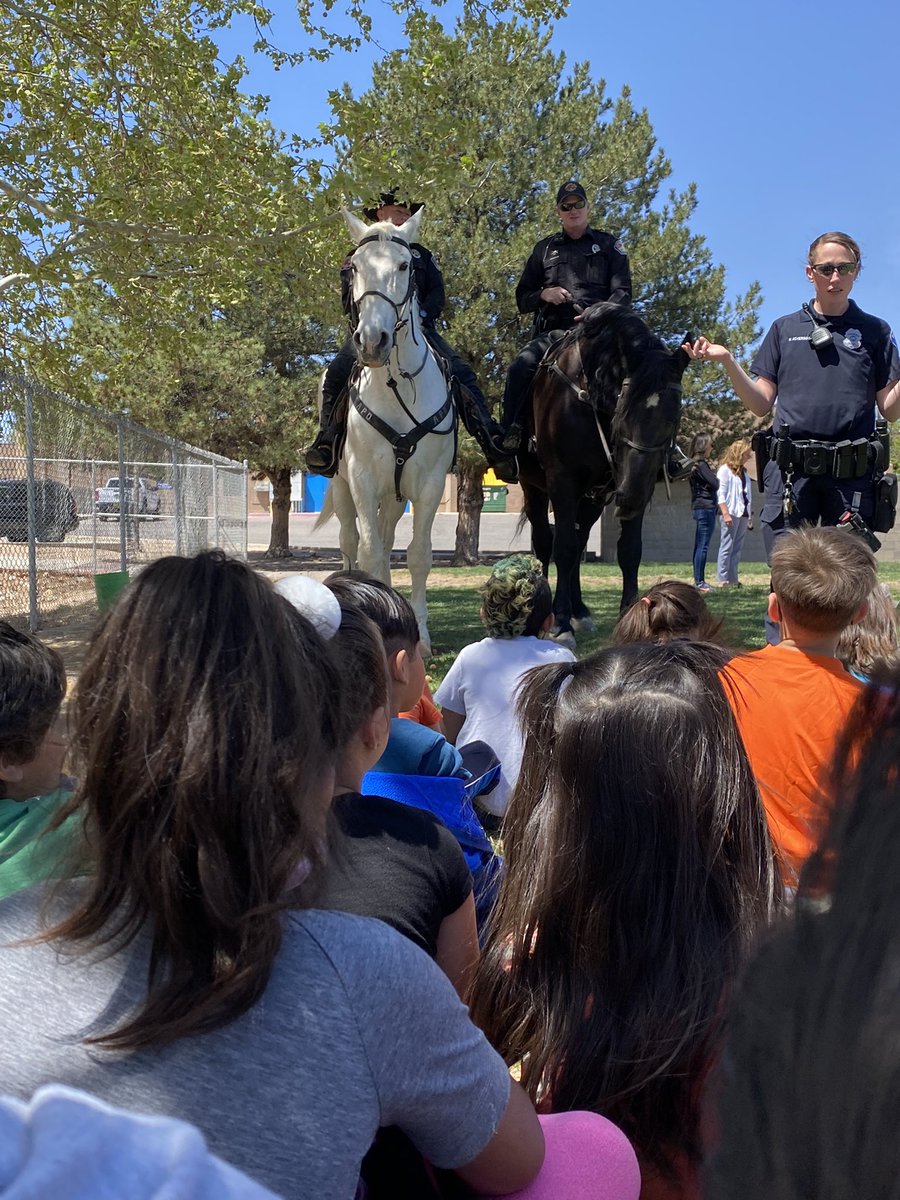 Teacher_wise's tweet photo. A huge Binford THANK YOU to Officer
Breeden and Officer Debuck along with their horses Samson &amp; Justice!  Our first graders had an amazing time today.  Turns out that Samson is faster than our first graders. @ChiefHawkinsAPD @ABQPOLICE https://t.co/65CSacK0DV