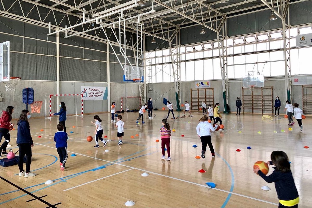 VilarealBC's tweet photo. 🏀 Segon dia de #CampusVRBC al Bancaixa
💦 Malgrat la pluja, els nostres participants han pogut gaudir dels entrenaments!
🙌 S’ho han passat genial!!!
#SomVila💪🏀🧡💙
@SMEVILAREAL #EndavantEsports #JuntsSomMésForts #CsEscenarioDeportivo https://t.co/5meExxOcMM