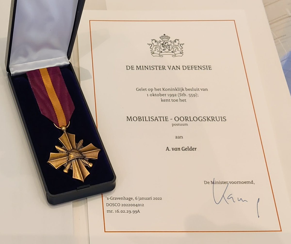 operatiemanna's tweet photo. Een bijzonder moment zowel voor onszelf als voor de aanwezige familie. Burgemeester Roelof Bleker reikte vandaag postuum het Mobilisatie- Oorlogskruis uit aan Aron van Gelder. Korporaal Van Gelder diende in mei '40 in het 11e RI. Voor hem werd in 2012 een struikelsteen geplaatst. https://t.co/bGBjcgImID