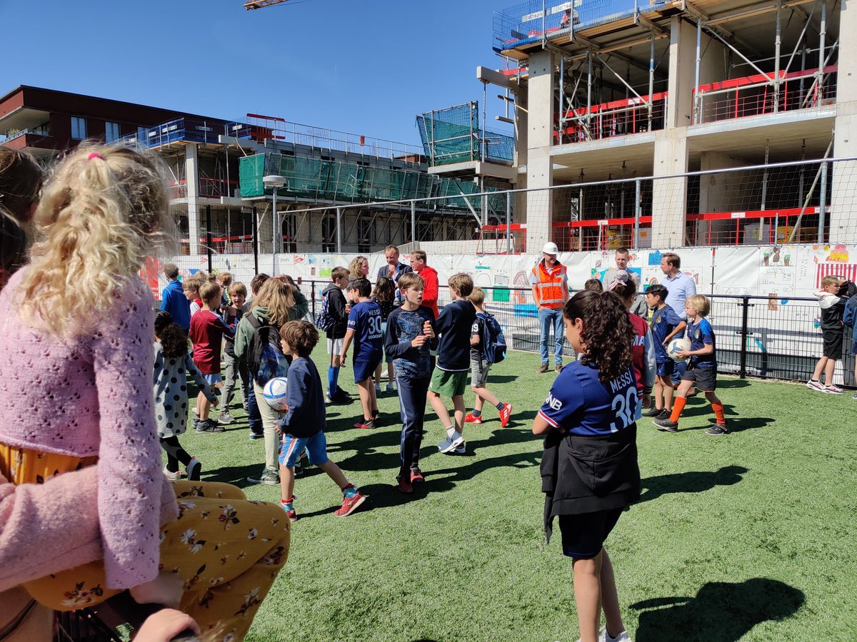 Zeer feestelijke opening van het trapveld aan de Heycopstraat door wethouder Verschuure. Honderden kinderen en hun ouders maakten er een festijn van, begeleid door de schoolband! Hoera!