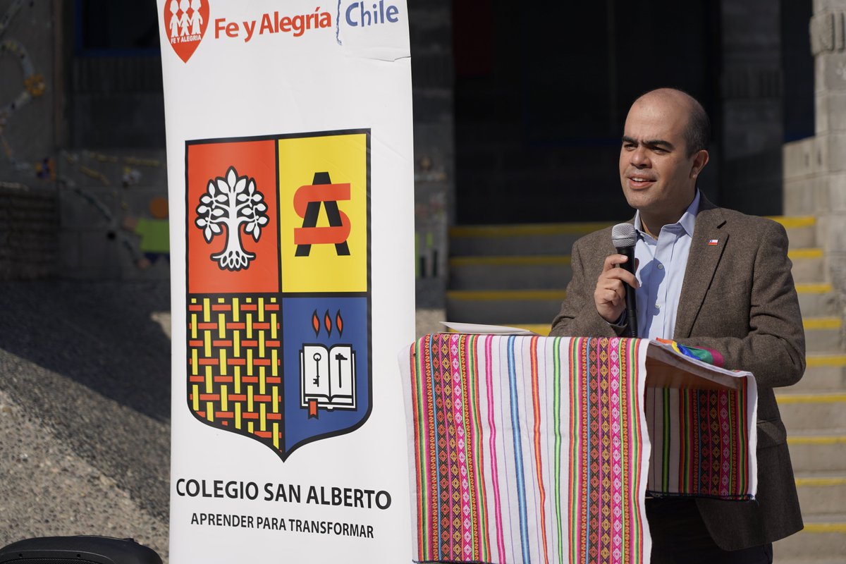 Senda_gob's tweet photo. Hoy, el Director Nacional @ccharme llegó hasta el colegio San Alberto de Estación Central junto al alcalde @fmunozv para participar en la ceremonia de instalación de placa #EligeVivirSinDrogas y dar un reconocimiento al trabajo preventivo del establecimiento entre sus estudiantes https://t.co/4S55MS02Z8