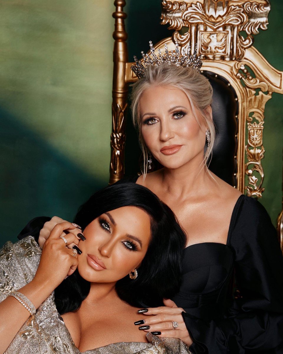 jaclyncosmetics's tweet image. Forever Flawless. Luxe Legacy launches this Sunday 4/24/22 at 10am PST! Who’s excited for this beautiful mother-daughter collab? 👑👑