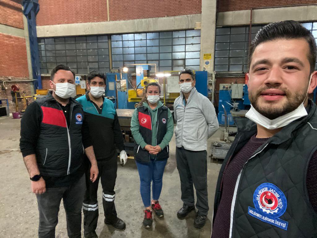 AktasZehragul's tweet photo. Türk Metal Sendikasi İstanbul Anadolu yakası şubesi Arçelik ÇMİ 08/16 vardiyasında çalışma arkadaşlarımızı tezgahları başında ve mola saatlerinde ziyaret ederek güncel konular hakkında sohbet ettik.
#TürkMetalSendikasi
#PevrulKAVLAK
#HalilERDAL
#SerkanGÜLsel https://t.co/MSecCqRM1r