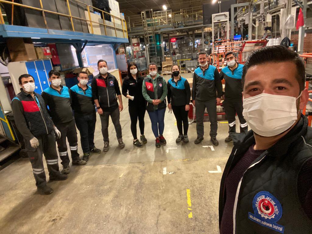 AktasZehragul's tweet photo. Türk Metal Sendikasi İstanbul Anadolu yakası şubesi Arçelik ÇMİ 08/16 vardiyasında çalışma arkadaşlarımızı tezgahları başında ve mola saatlerinde ziyaret ederek güncel konular hakkında sohbet ettik.
#TürkMetalSendikasi
#PevrulKAVLAK
#HalilERDAL
#SerkanGÜLsel https://t.co/MSecCqRM1r