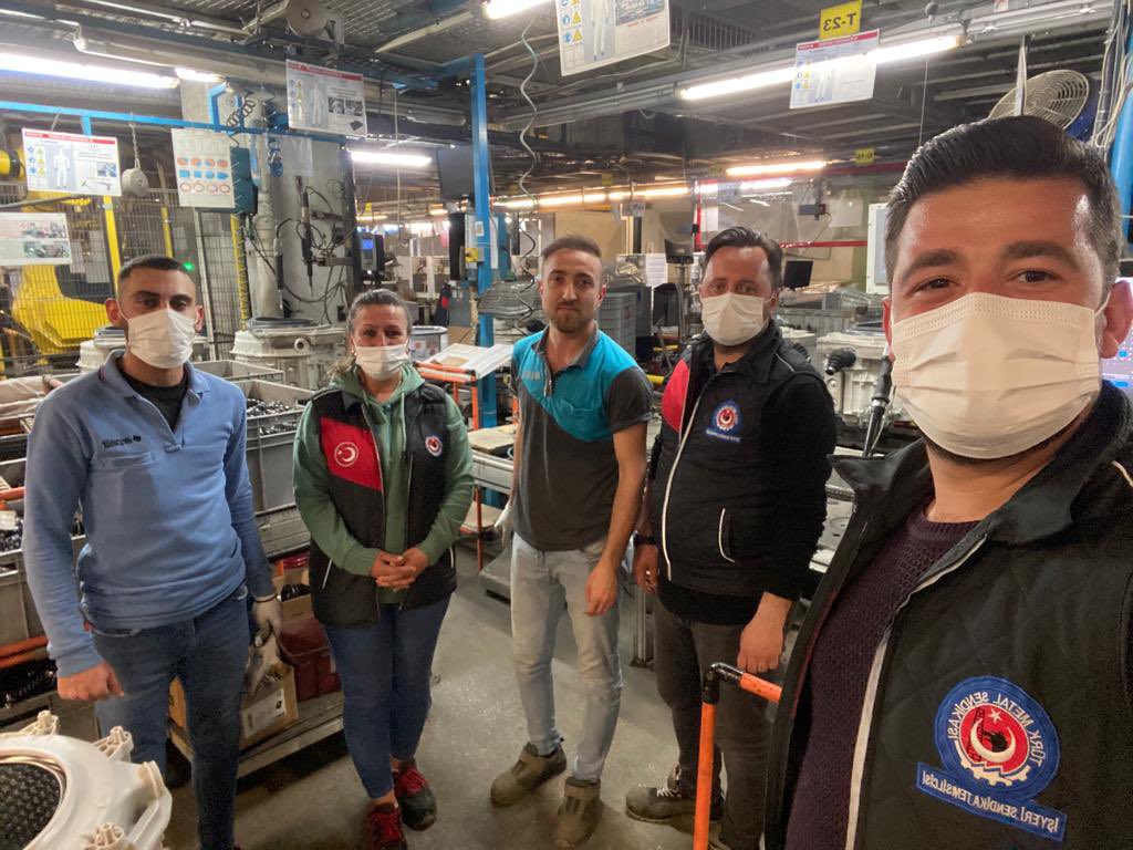 AktasZehragul's tweet photo. Türk Metal Sendikasi İstanbul Anadolu yakası şubesi Arçelik ÇMİ 08/16 vardiyasında çalışma arkadaşlarımızı tezgahları başında ve mola saatlerinde ziyaret ederek güncel konular hakkında sohbet ettik.
#TürkMetalSendikasi
#PevrulKAVLAK
#HalilERDAL
#SerkanGÜLsel https://t.co/MSecCqRM1r