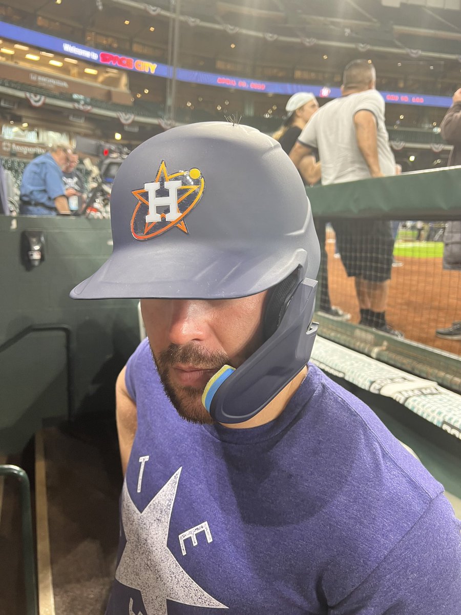 JuliaMorales's tweet photo. Astros wearing these tonight. @chazzyfizzz https://t.co/AZekahFq1J
