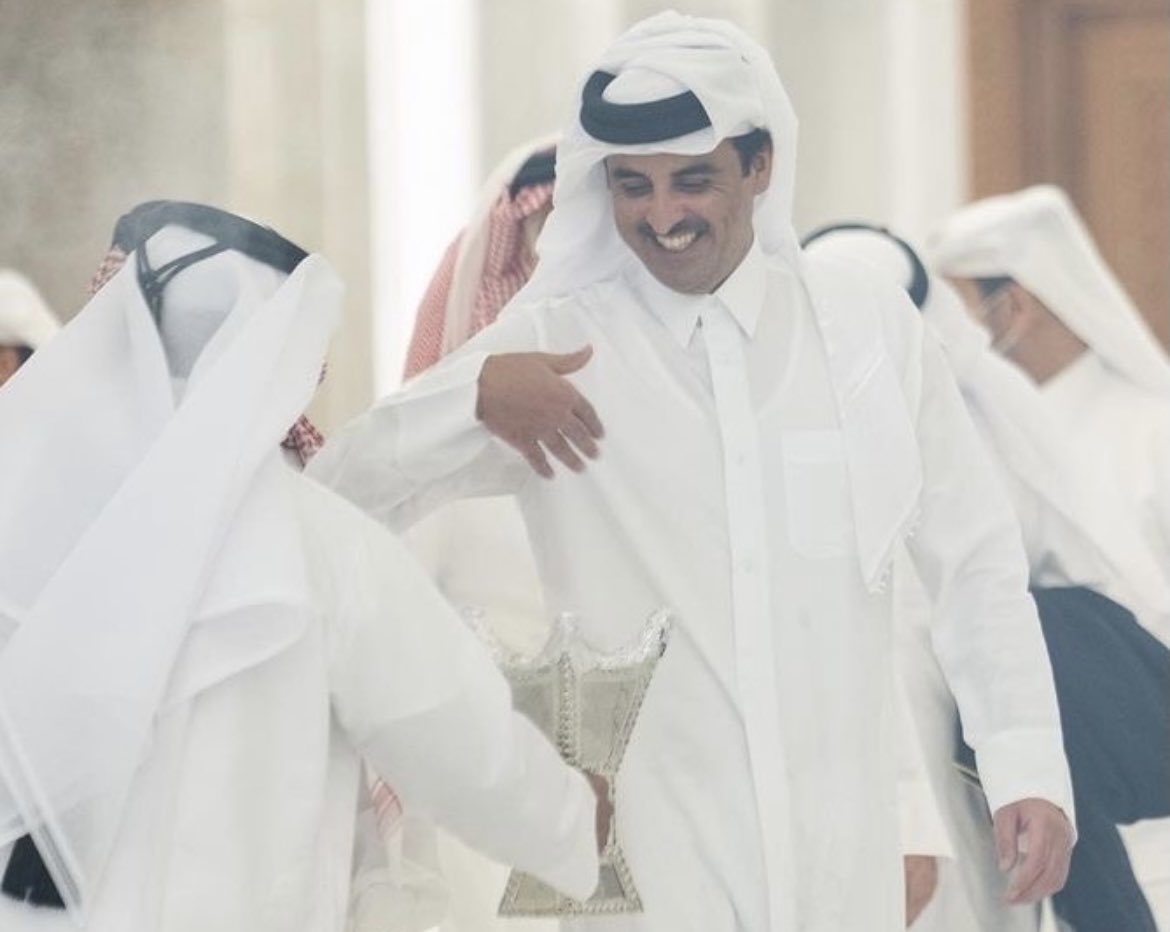 hamad_albraidi's tweet photo. تميم .. غيثٍ كل ما   هلّ  يبرق
له في سماه وفي  محياه  هيبه

نجت به شعوبٍ من الهمّ  تغرق
ودعا له الله  بالتياسير ..   شيبه

فعله على افعال الرياجيل يفرق
و إن مدّ  خير ايديه ماهي غريبه

له طاري ٍ  كنه  كما  العود الازرق
يمر   بين  الناس  و  يفوح  طيبه

.
 #شكرا_بوحمد https://t.co/Q0KQPmdodN