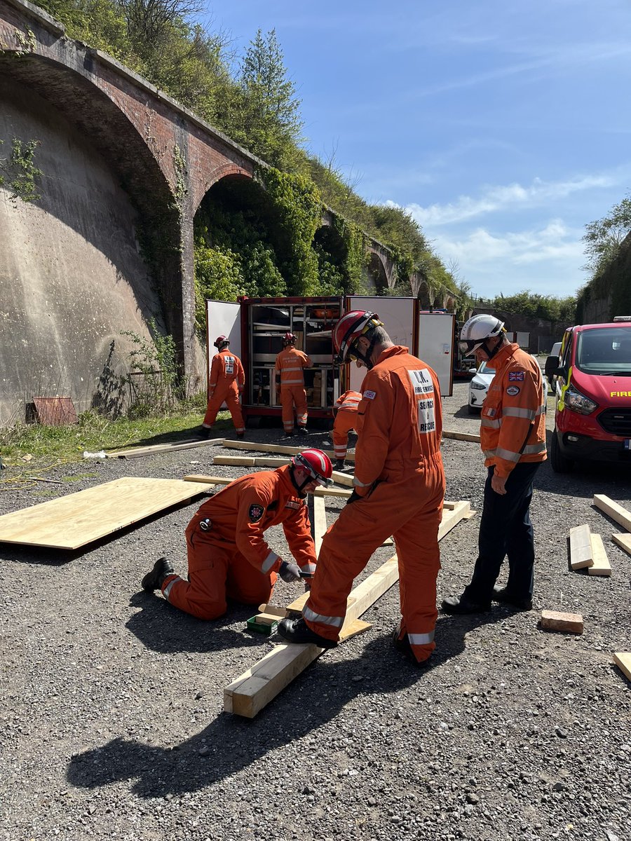 HantsIOW_USAR's tweet photo. Today the team have been training at our #FortWidley venue. Firstly utilising our @BrocoRankin hot cutting unit and then onto building a raker split sole shore in the afternoon.@HantsIOW_fire @NeilOdin @FireResilience #USAR #searchandrescue https://t.co/oUxbiaOXDI