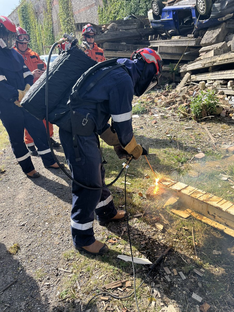 HantsIOW_USAR's tweet photo. Today the team have been training at our #FortWidley venue. Firstly utilising our @BrocoRankin hot cutting unit and then onto building a raker split sole shore in the afternoon.@HantsIOW_fire @NeilOdin @FireResilience #USAR #searchandrescue https://t.co/oUxbiaOXDI