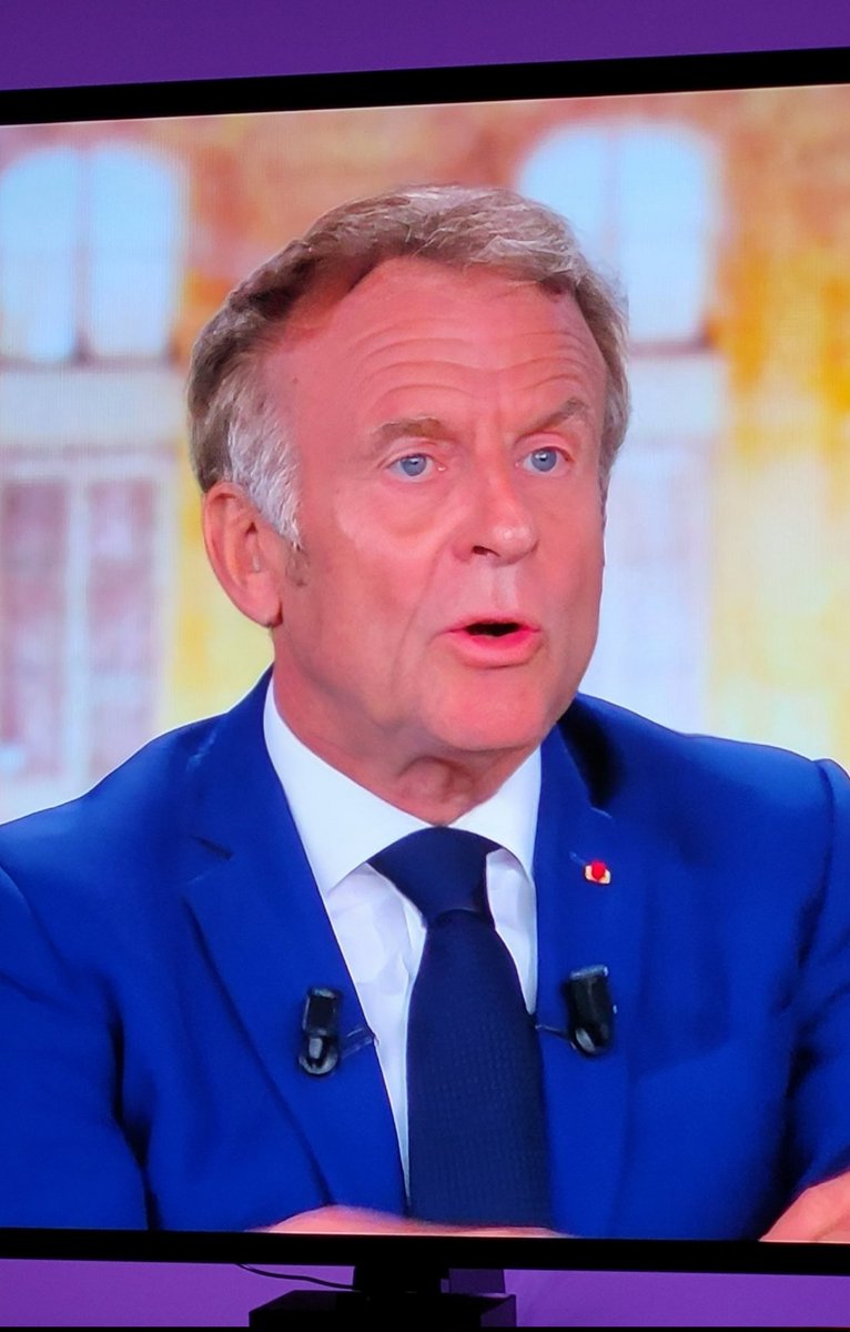 huretlo's tweet photo. #debatmacronlepen
C'est long.. mais c'est long
#presidentielles2022 https://t.co/E1rR78ITgC
