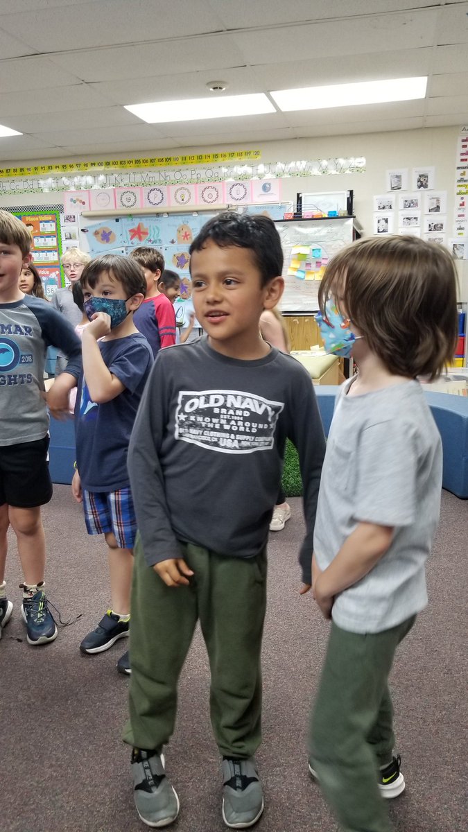 asmith_edu's tweet photo. Here we engage in a thinking routine cycle that tasks learners to 1) notice and think, 2) walk and talk with others, and 3) share and evaluate understandings regarding the risks of an unhealthy natural world using a series of images set to grow conversation.
#dmheights https://t.co/Cmp6tWuZKk