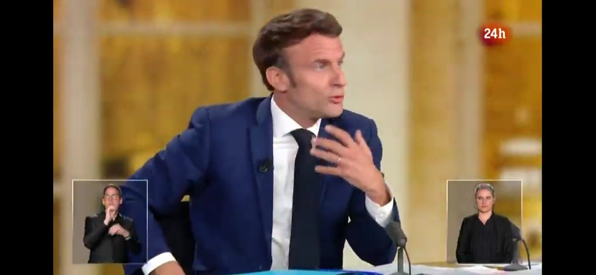 FilosofiaPolti's tweet photo. Emmanuel #Macron 🇫🇷: "No hay estrategia de transición energética posible que excluya la nuclear, hay que tener renovable y nuclear".
#DebatMarineMacron #debatmacronlepen #debate #ledebate #lepen https://t.co/N5BDkkDRQf