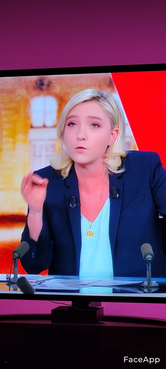 huretlo's tweet photo. #debatmacronlepen
Marine tu veux bien sortir avec moi après ?
#presidentielles2022 https://t.co/TmL0a1pm8v